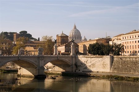 Tiber River with the dome of Saint Peter's Basilica in the background.  Rome, Italy. Foto de stock - Royalty-Free Super Valor e Assinatura, Número: 400-04562876