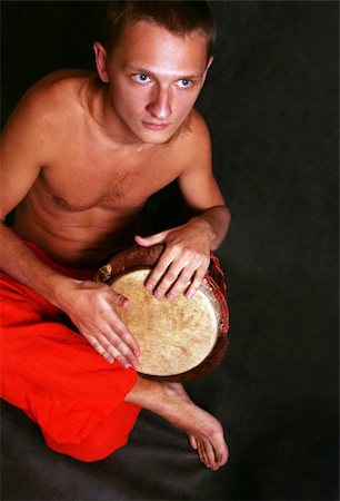 simsearch:400-08493198,k - Man playing the nigerian drum in studio Photographie de stock - Aubaine LD & Abonnement, Code: 400-04563144