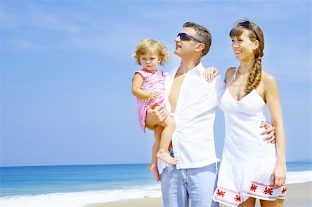 simsearch:400-04062793,k - Portrait of young family having fun on the beach Photographie de stock - Aubaine LD & Abonnement, Code: 400-04563296