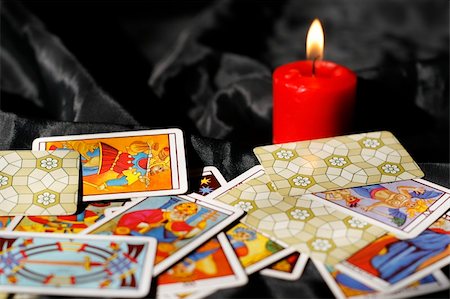 Tarot cards and burning candle Foto de stock - Royalty-Free Super Valor e Assinatura, Número: 400-04563685