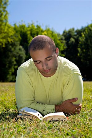 Young man, reading, in an outdoor park. Photographie de stock - Aubaine LD & Abonnement, Code: 400-04574348