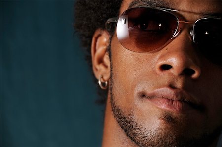 simsearch:400-04539832,k - Portrait of young handsome african male wearinf sunglasses Foto de stock - Royalty-Free Super Valor e Assinatura, Número: 400-04574564