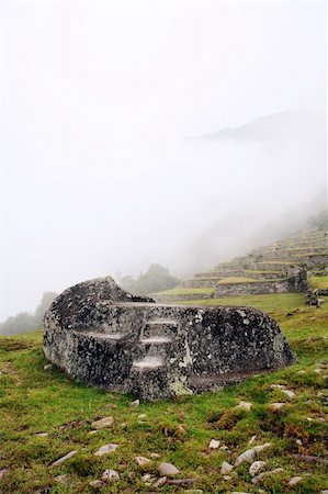 simsearch:400-04625051,k - Ceremonial Rock under fog at Machu Picchu near Cusco, Peru. Fotografie stock - Microstock e Abbonamento, Codice: 400-04574734