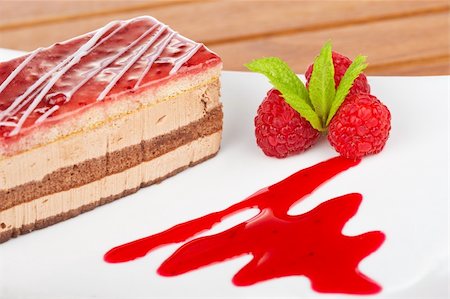 simsearch:400-05314546,k - Delicious raspberries cake with soft shadow on white dish. Shallow depth of field Foto de stock - Super Valor sin royalties y Suscripción, Código: 400-04575059