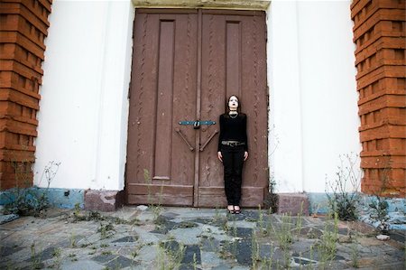simsearch:400-06526167,k - Gothic Style Girl Near A Door Photographie de stock - Aubaine LD & Abonnement, Code: 400-04575105