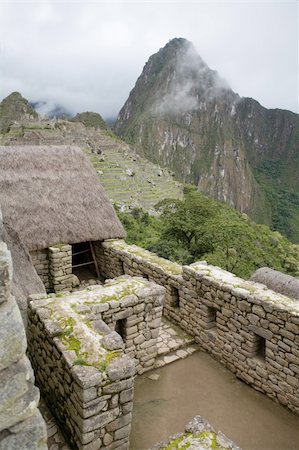 Machu Picchu is a pre-Columbian Inca site located 2,430 metres (8,000 ft) above sea level. It is situated on a mountain ridge above the Urubamba Valley in Peru, which is 80 kilometres (50 mi) northwest of Cusco and through which the Urubamba River flows. The river is a partially navigable headwater of the Amazon River. Often referred to as "The Lost City of the Incas", Machu Picchu is one of the m Foto de stock - Super Valor sin royalties y Suscripción, Código: 400-04575623