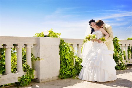 simsearch:400-03932395,k - kiss of the newly-married couple near the fense in summer Fotografie stock - Microstock e Abbonamento, Codice: 400-04575716