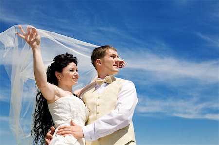 simsearch:400-05208182,k - bride and groom under the veil on the blue sky Photographie de stock - Aubaine LD & Abonnement, Code: 400-04575739