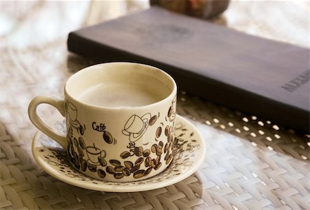 simsearch:400-04977109,k - coffee cup on a table next to a menu Foto de stock - Super Valor sin royalties y Suscripción, Código: 400-04575740