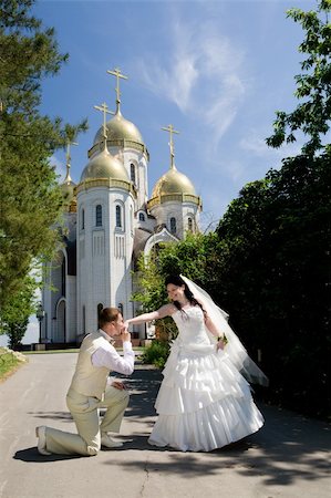 simsearch:400-05208182,k - groom kisses hand of bride near the chirch Photographie de stock - Aubaine LD & Abonnement, Code: 400-04575743