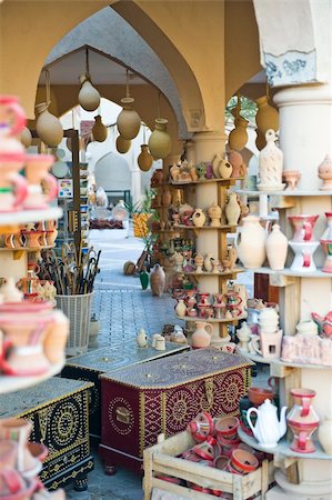 A traditional Arabian market in Nizwa, Oman, with water pots and incense burners from the village of Bahla. Foto de stock - Royalty-Free Super Valor e Assinatura, Número: 400-04575948