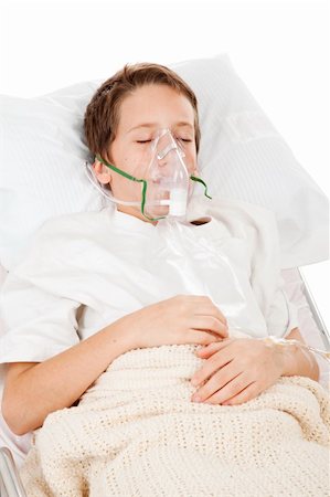 Little boy sick in the hospital, breathing with the help of a respirator. Photographie de stock - Aubaine LD & Abonnement, Code: 400-04577029