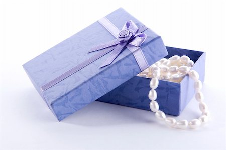 simsearch:400-03975392,k - Pearl necklace in gift box Foto de stock - Royalty-Free Super Valor e Assinatura, Número: 400-04577044