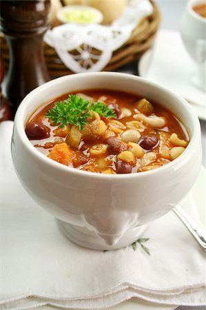 simsearch:400-05688681,k - Delicious minestrone soup with fresh baked bread rolls and butter. Foto de stock - Super Valor sin royalties y Suscripción, Código: 400-04577067