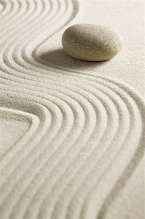 Stone on raked sand; zen concept Stockbilder - Microstock & Abonnement, Bildnummer: 400-04577620