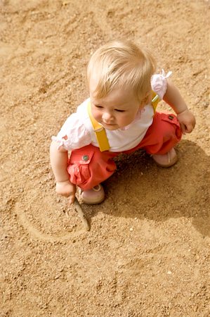 simsearch:400-04707386,k - little girl sitting on a sand on a playground Photographie de stock - Aubaine LD & Abonnement, Code: 400-04570602