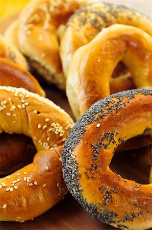 sesame bagel - Variety of fresh Montreal style bagels close up Foto de stock - Super Valor sin royalties y Suscripción, Código: 400-04570640