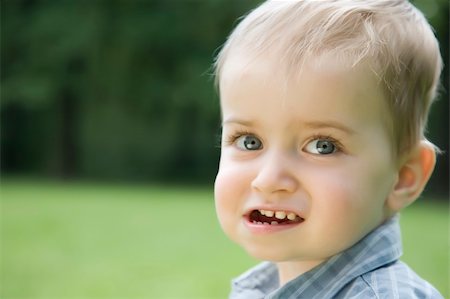 simsearch:400-04677805,k - Smiling Baby Boy In The Park Photographie de stock - Aubaine LD & Abonnement, Code: 400-04570833