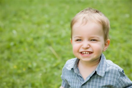 simsearch:400-04677805,k - A Smiling Little Kid Outdoors Photographie de stock - Aubaine LD & Abonnement, Code: 400-04570848