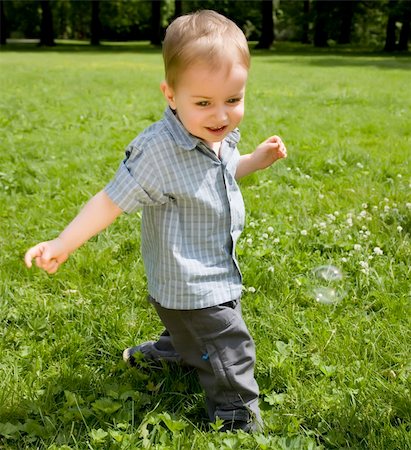 simsearch:400-05375824,k - The Kid Running On A Green Meadow Photographie de stock - Aubaine LD & Abonnement, Code: 400-04570842