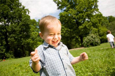simsearch:400-04677805,k - Happy Smilling Little Boy In The Park Photographie de stock - Aubaine LD & Abonnement, Code: 400-04570843