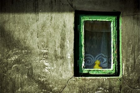 dundanim (artist) - Abstract grunge image: duck-toy looking from window (unhappy childhood concept) Foto de stock - Super Valor sin royalties y Suscripción, Código: 400-04570916