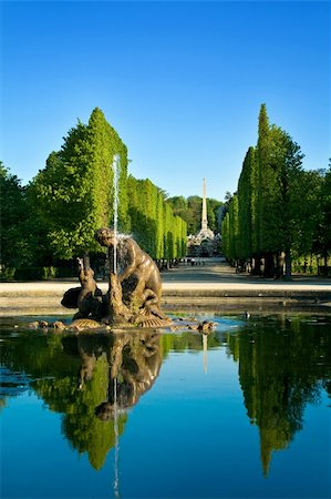 schloss schonbrunn - Artesian well in Schonbrunn gardens, Vienna - austrian capital Foto de stock - Super Valor sin royalties y Suscripción, Código: 400-04570921