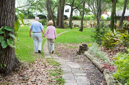 simsearch:400-04065020,k - Senior couple strolling down a garden path together.  A metaphore for life's journey. Foto de stock - Royalty-Free Super Valor e Assinatura, Número: 400-04571319