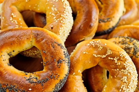 sesame bagel - Variety of fresh Montreal style bagels close up Foto de stock - Super Valor sin royalties y Suscripción, Código: 400-04571862