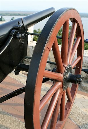 simsearch:400-06091788,k - An antique cannon overlooks a river Fotografie stock - Microstock e Abbonamento, Codice: 400-04572574