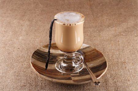 Coffee Vanilla Latte with bean in tall glass on hessian background, shallow DOF Foto de stock - Royalty-Free Super Valor e Assinatura, Número: 400-04572583