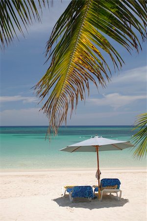 simsearch:400-07093200,k - Nice vacation picture with parasol and palm leaves Fotografie stock - Microstock e Abbonamento, Codice: 400-04572878