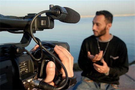 documentario - TV Presenter Explaining Convincingly With Hand Gestures Fotografie stock - Microstock e Abbonamento, Codice: 400-04572927