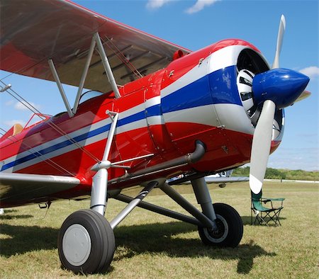 Nose view of vintage propeller driven biplane Foto de stock - Royalty-Free Super Valor e Assinatura, Número: 400-04573370