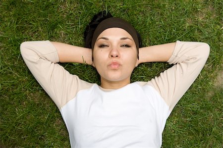 simsearch:400-04399498,k - attractive brunette woman lying on grass Foto de stock - Royalty-Free Super Valor e Assinatura, Número: 400-04573434