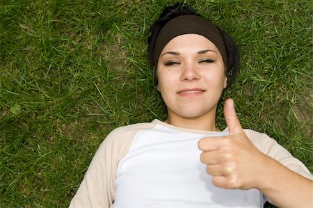 simsearch:400-04399498,k - attractive brunette woman lying on grass Foto de stock - Royalty-Free Super Valor e Assinatura, Número: 400-04573454