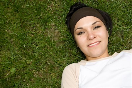 simsearch:400-04399498,k - attractive brunette woman lying on grass Foto de stock - Royalty-Free Super Valor e Assinatura, Número: 400-04573453