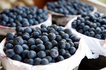simsearch:400-06387340,k - An image of bushels full of freshly picked blueberries Foto de stock - Super Valor sin royalties y Suscripción, Código: 400-04573595
