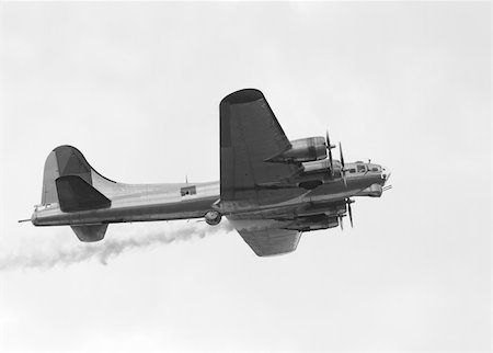 documentario - World War II era American bomber on a mission Fotografie stock - Microstock e Abbonamento, Codice: 400-04584879