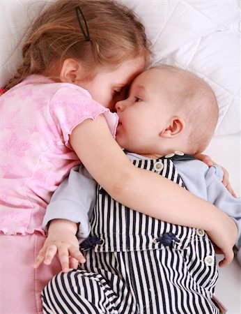 Cute older sister with small baby in bed Photographie de stock - Aubaine LD & Abonnement, Code: 400-04584951