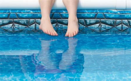 a young kids feet over blue pool water Foto de stock - Super Valor sin royalties y Suscripción, Código: 400-04585747