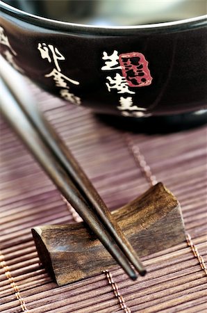 simsearch:400-07719212,k - Asian rice bowl and wooden chopsticks on a rest close up Fotografie stock - Microstock e Abbonamento, Codice: 400-04586180