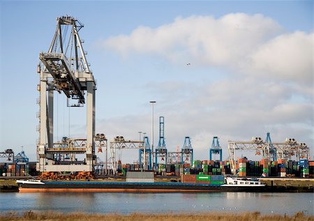 simsearch:400-03971637,k - Loading and unloading containers in the Port of Rotterdam Foto de stock - Super Valor sin royalties y Suscripción, Código: 400-04587362