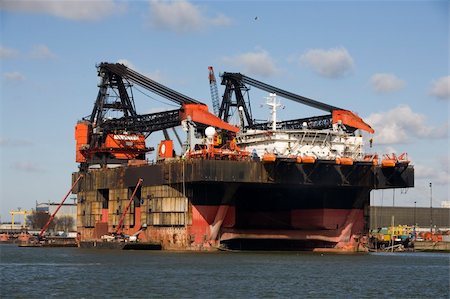 simsearch:400-09068504,k - An oil rig under construction in the Port of Rotterdam Foto de stock - Super Valor sin royalties y Suscripción, Código: 400-04587377