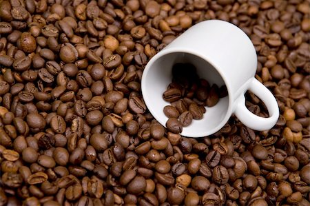 simsearch:400-06701416,k - white cup over coffee bean made background. landscape orientation. Stock Photo - Budget Royalty-Free & Subscription, Code: 400-04589096