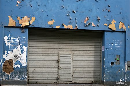 The paint is slowly peeling away from the front of this closed shop Photographie de stock - Aubaine LD & Abonnement, Code: 400-04589487