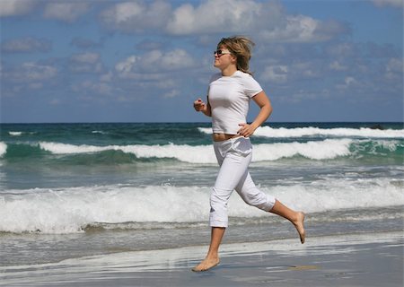 Running woman on the beach Foto de stock - Royalty-Free Super Valor e Assinatura, Número: 400-04582044
