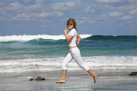 Running woman on the beach Photographie de stock - Aubaine LD & Abonnement, Code: 400-04582043