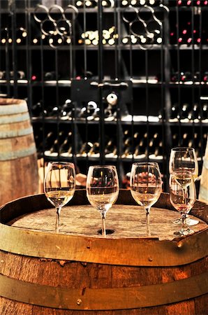 Row of wine glasses on barrel in winery cellar Foto de stock - Super Valor sin royalties y Suscripción, Código: 400-04594896