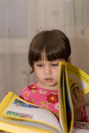 simsearch:400-04131892,k - The child reading the book. The three-year girl in house conditions Stockbilder - Microstock & Abonnement, Bildnummer: 400-04596438